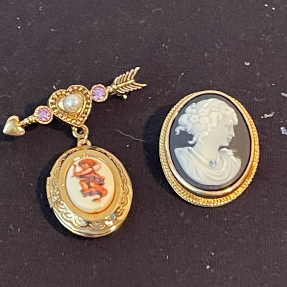 Vintage Avon Brooches Cameo and Cherub - Picture 10 of 11